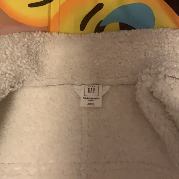 Gently worn Toddler girl Gold Gap Shearling Style Jacket size 18-24 months - Picture 2 of 4